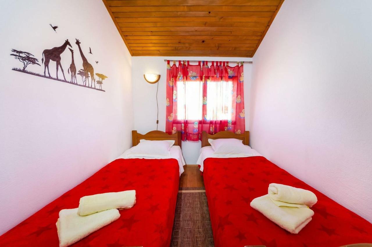 Apartment Matkos - With Garden And Terrace Nin Dış mekan fotoğraf